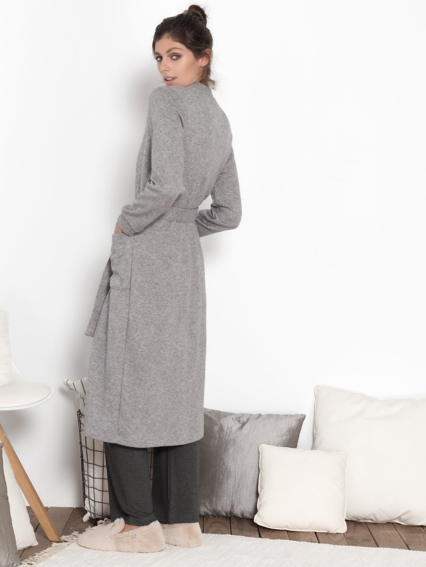 bata de mujer color gris, colección homewear MONICA LENDINEZ