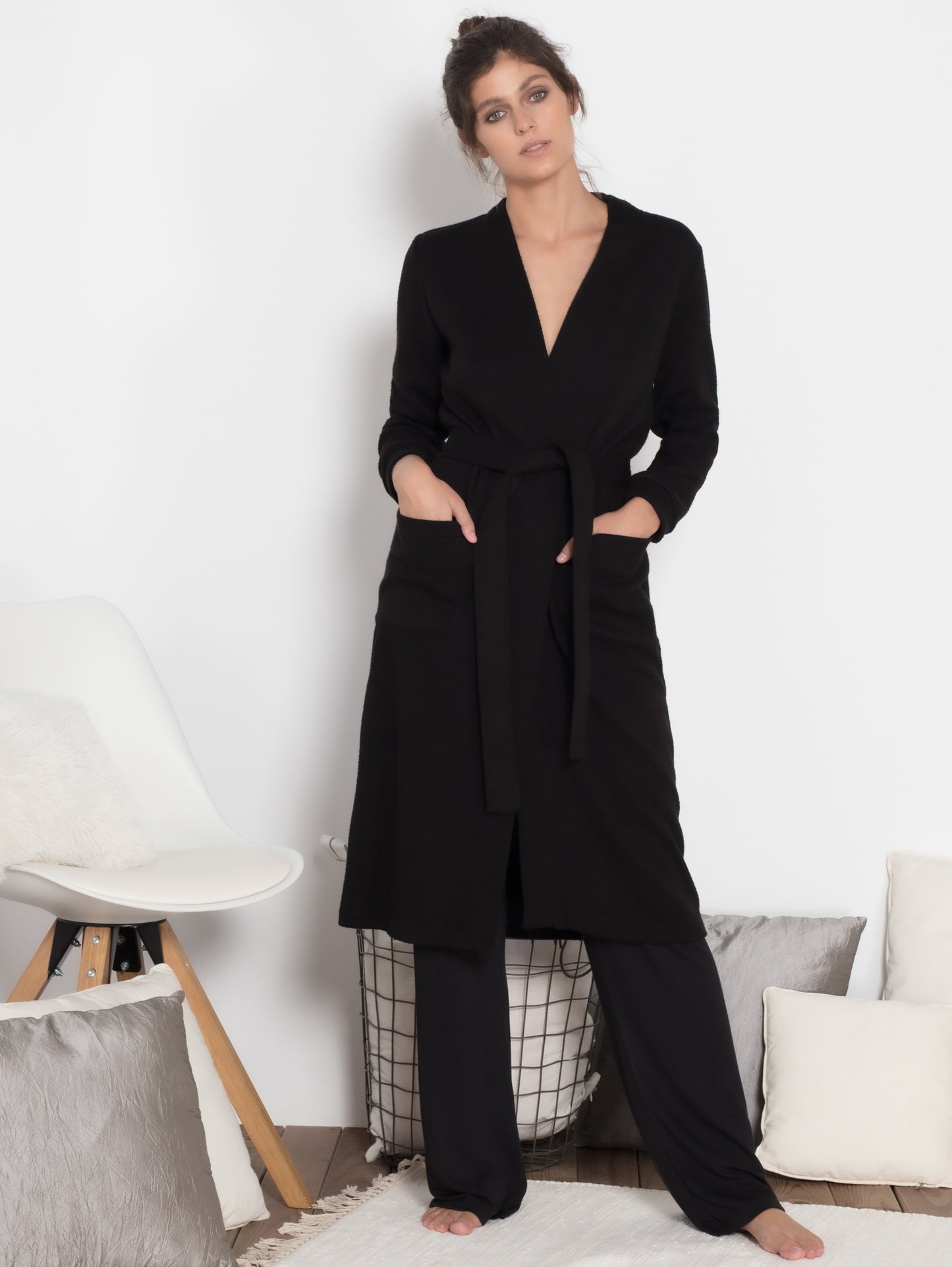 bata de mujer color negro, colección homewear MONICA LENDINEZ