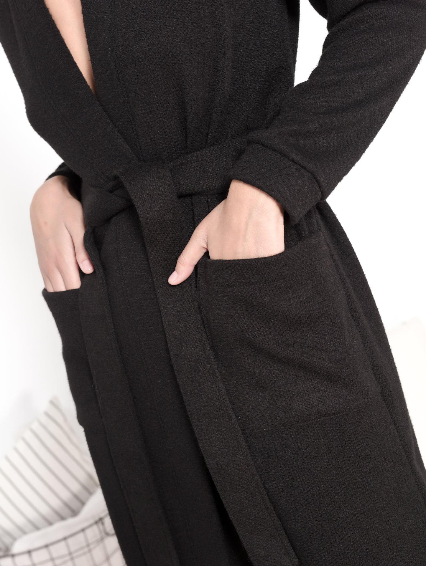 bata de mujer color negro, colección homewear MONICA LENDINEZ