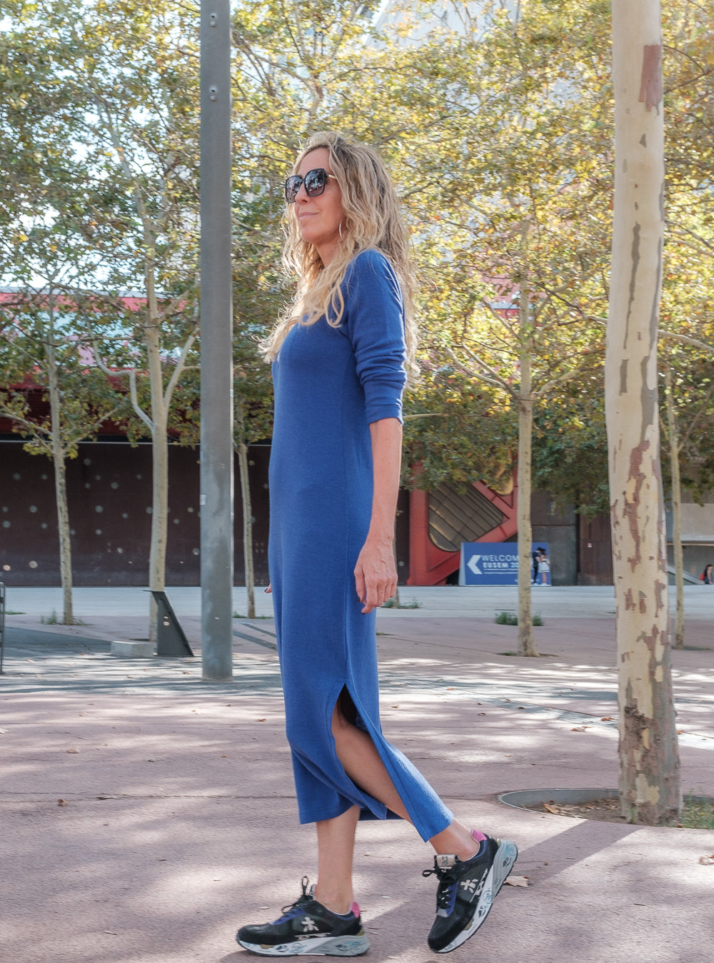 vestido de punto azul klein con escote pico y detalle plateado