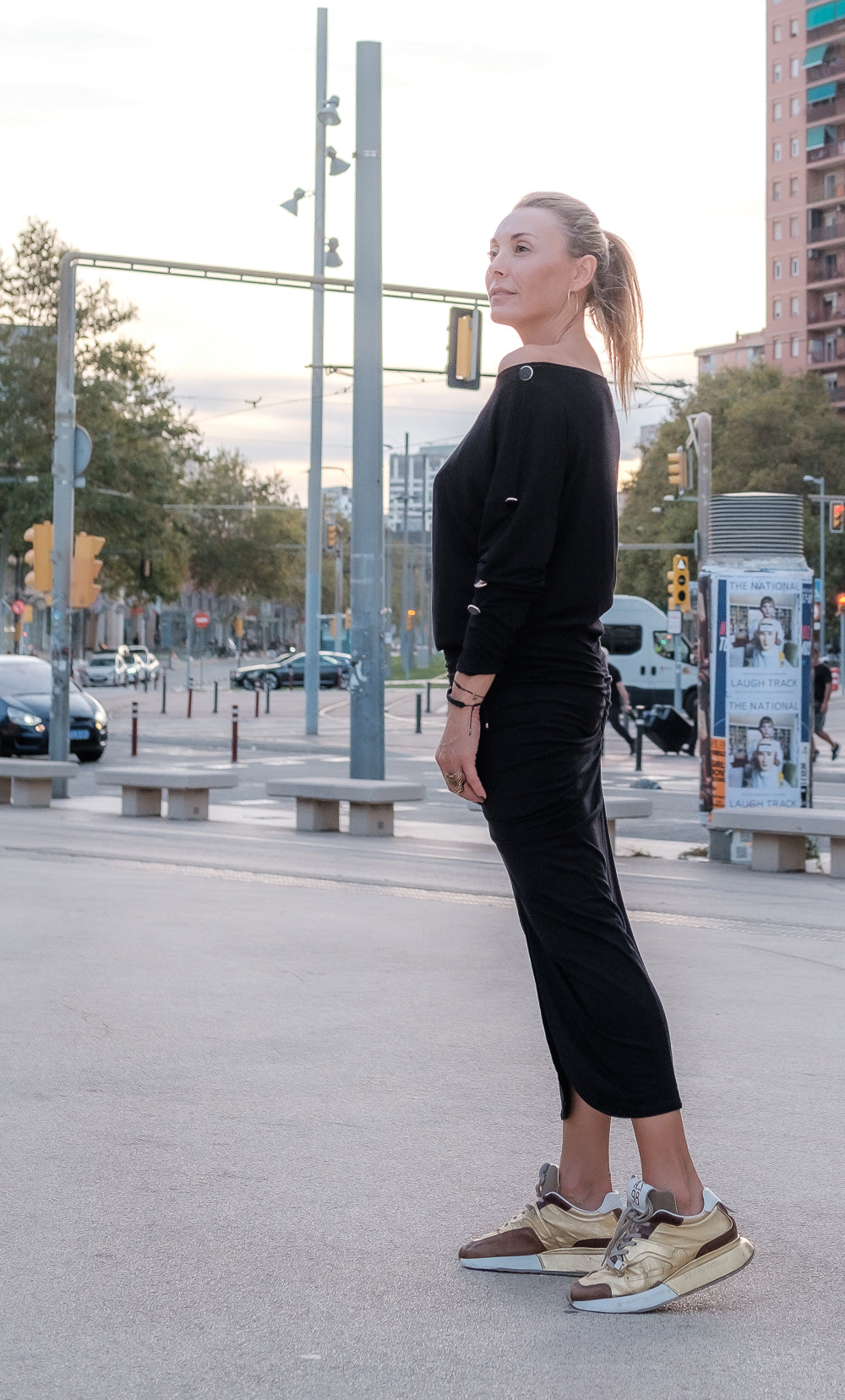 vestido cuello barca y falda rizo, con botones en las mangas color negro