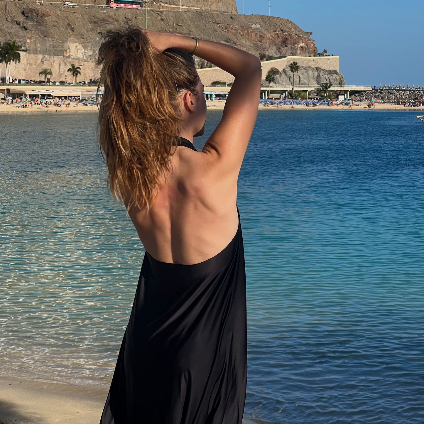 vestido cruzado al cuello de color negro. Colección primavera verano 2025 MONICA LENDINEZ