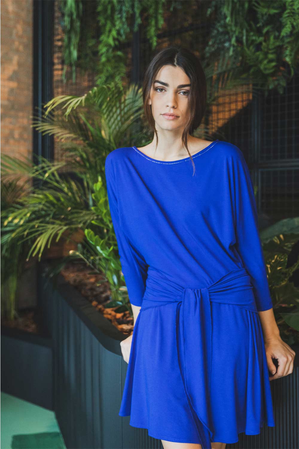 vestido mini con cinturón color azul klein