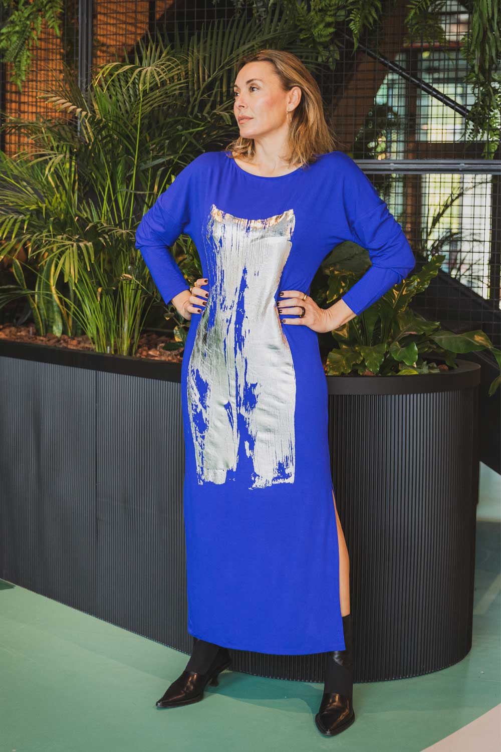 vestido largo de cuello barca con dibujo silueta en papel pintado azul klein