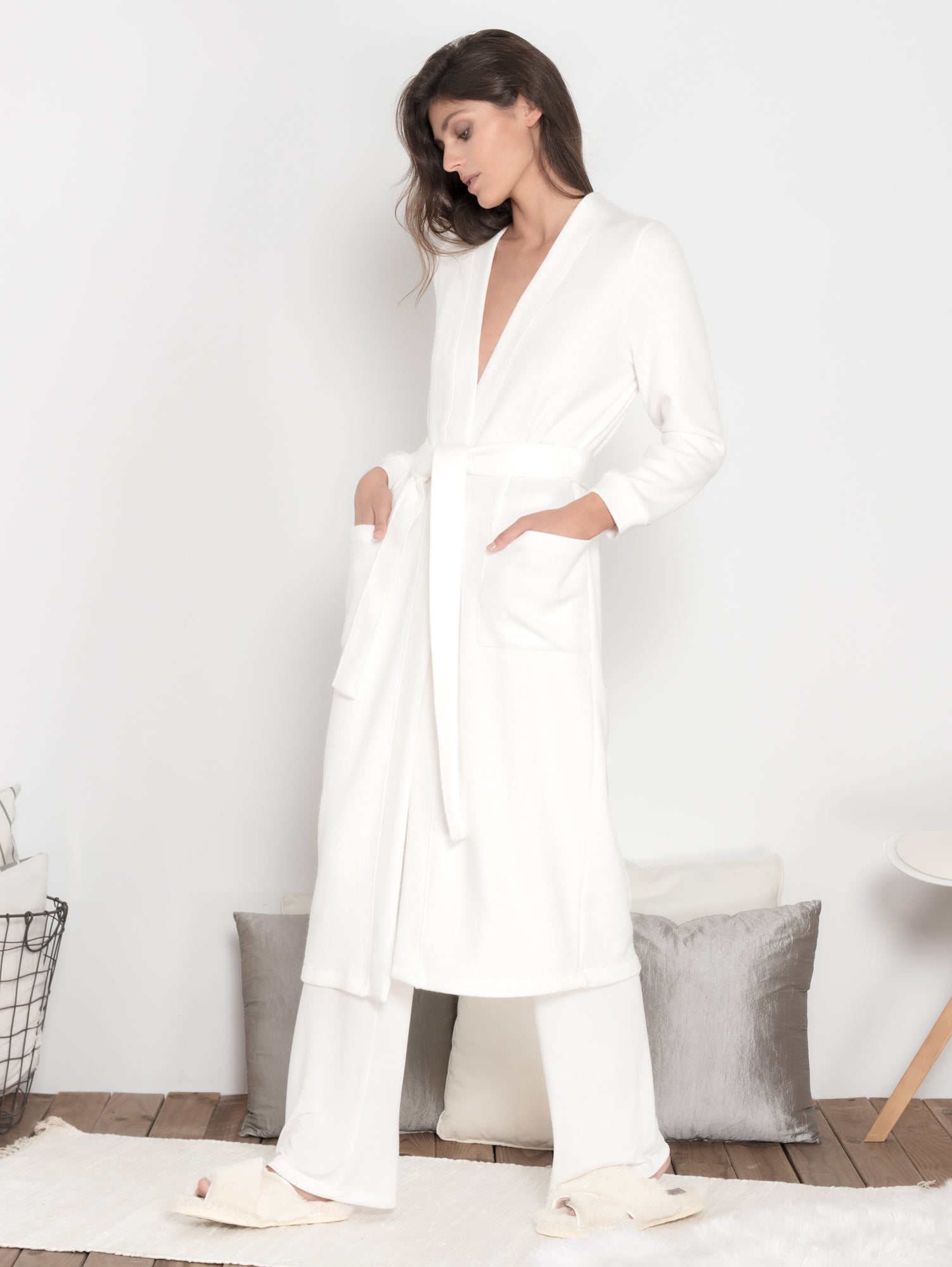 bata de mujer color blanco, colección homewear MONICA LENDINEZ