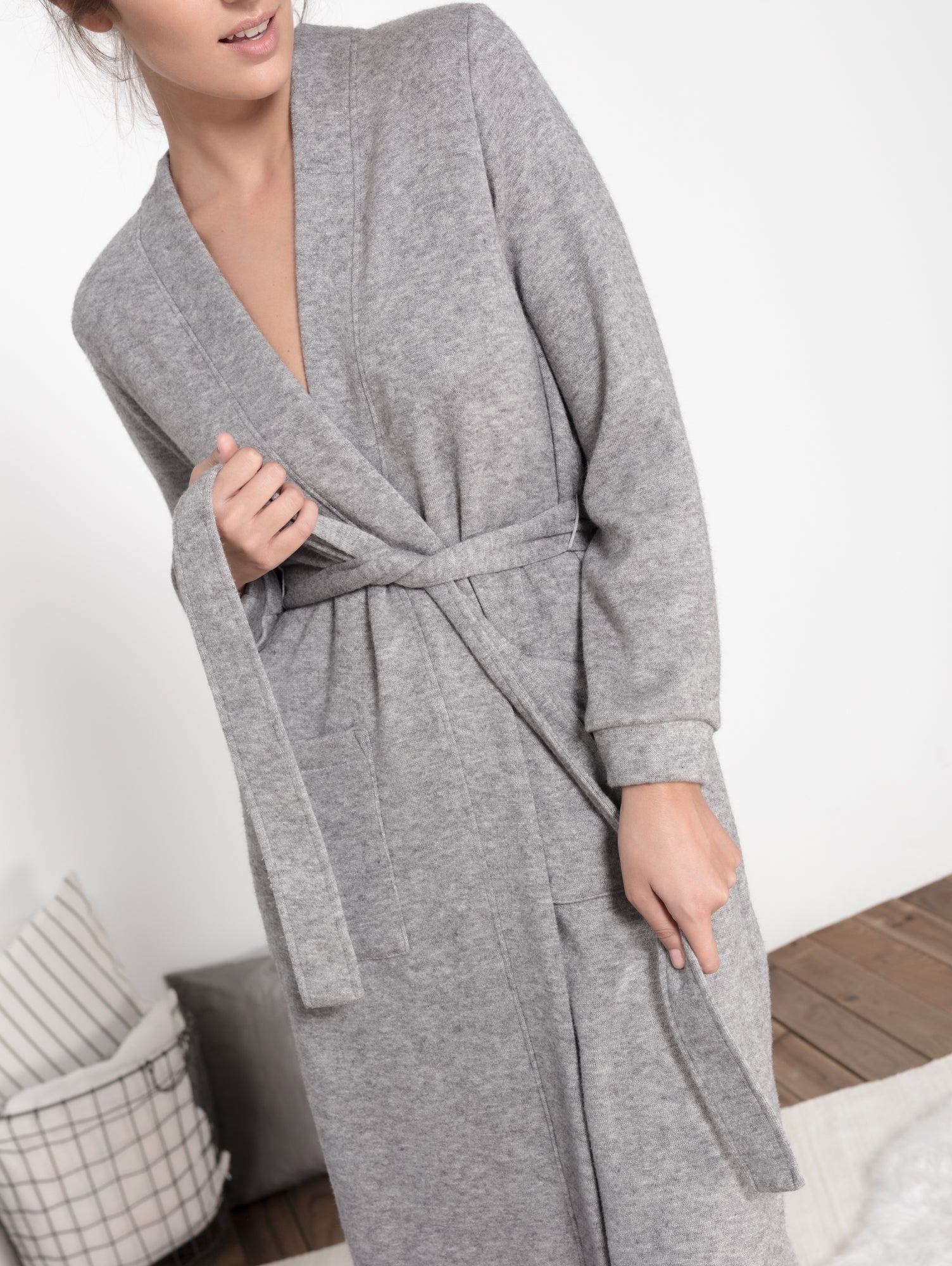 bata de mujer color gris, colección homewear MONICA LENDINEZ