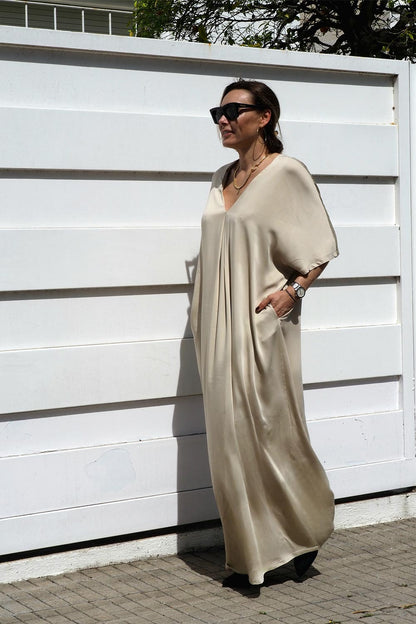 Vestido kaftan con escote pico en color beige. Colección primavera verano 2024 MONICA LENDINEZ