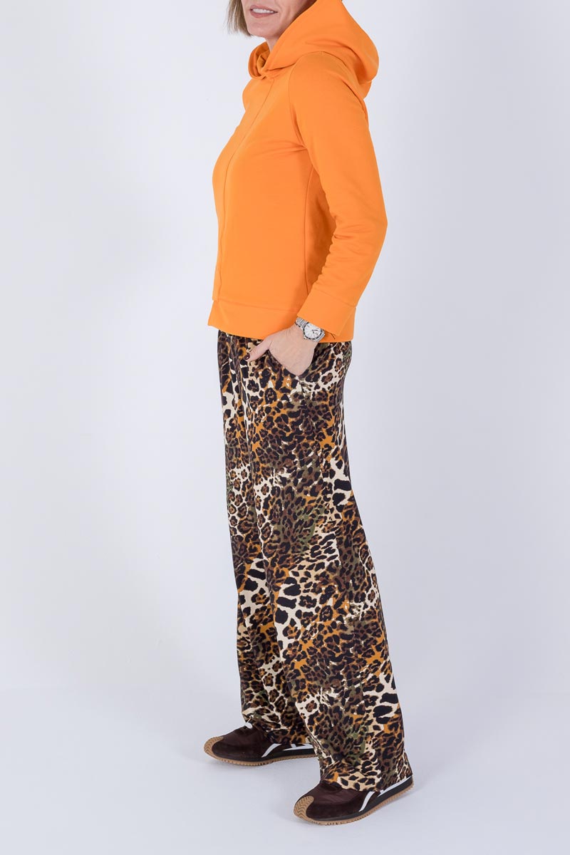 pantalón pinzas animal print de mujer. Colección otoño invierno 2024/25 MONICA LENDINEZ