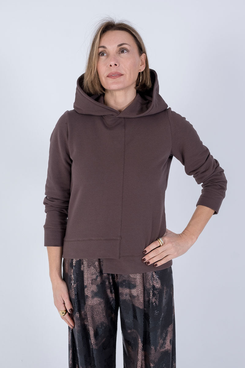 sudadera asimétrica con capucha. Colección otoño invierno 2024/25 MONICA LENDINEZ