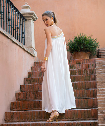 vestido asimétrico con goma en oro y plata, con detalle de capa extraíble. Colección primavera verano 2025 MONICA LENDINEZ