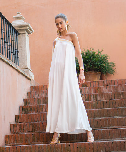 vestido asimétrico con goma en oro y plata, con detalle de capa extraíble. Colección primavera verano 2025 MONICA LENDINEZ