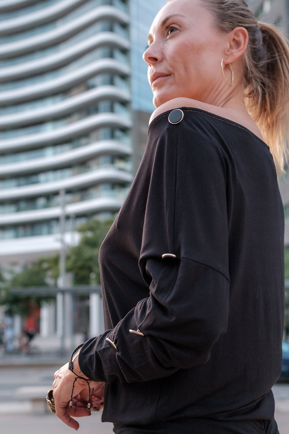 vestido cuello barca y falda rizo, con botones en las mangas color negro