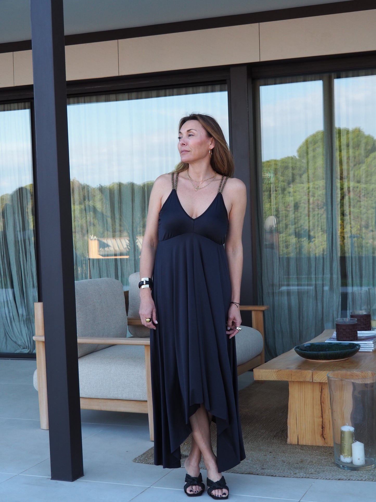Vestido de tirantes con cordón en color negro. Colección primavera verano 2025 de MONICA LENDINEZ