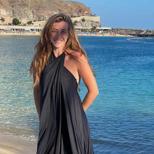 vestido cruzado al cuello de color negro. Colección primavera verano 2025 MONICA LENDINEZ