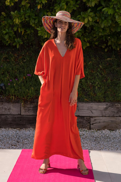Vestido kaftan con escote pico en color coral. Colección primavera verano 2024 MONICA LENDINEZ