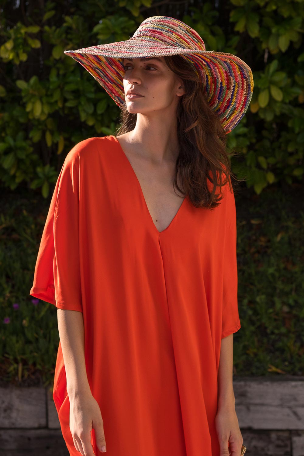 Vestido kaftan con escote pico en color coral. Colección primavera verano 2024 MONICA LENDINEZ