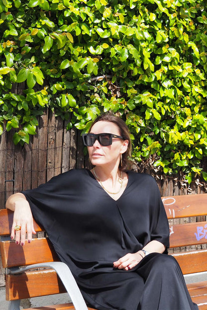 Vestido kaftan con escote pico en color negro. Colección primavera verano 2024 MONICA LENDINEZ