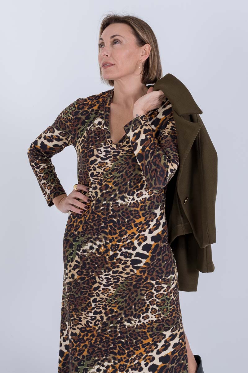 vestido midi con escote pico en animal print. Colección otoño invierno 24/25 monicalendinez