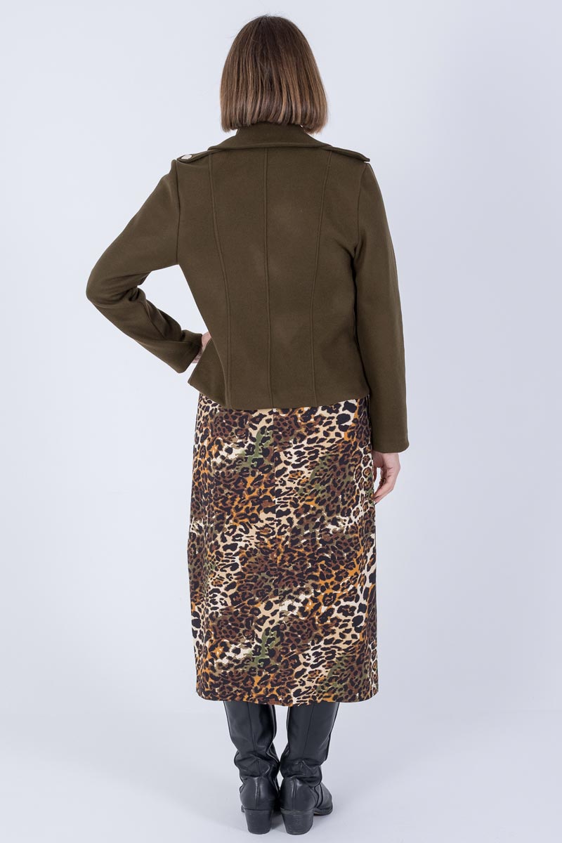 vestido midi con escote pico en animal print. Colección otoño invierno 24/25 monicalendinez