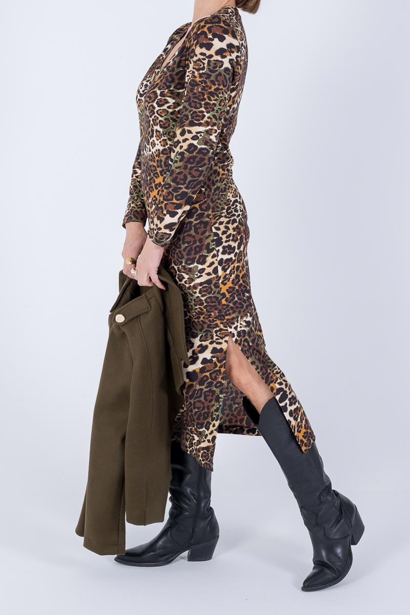 vestido midi con escote pico en animal print. Colección otoño invierno 24/25 monicalendinez